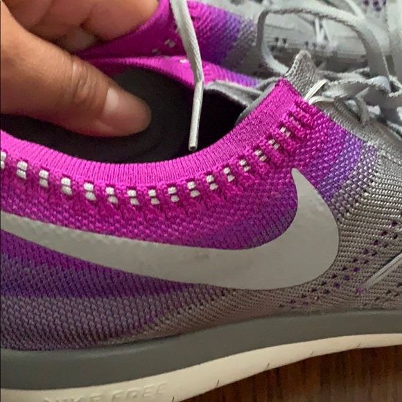 Nike Sneakers... Size 8 1/2 - Picture 14 of 15